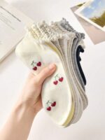 5 Pairs Women's Sweet Cute Cherry Pattern Minimalist Ankle Socks With Ruffle Trim, Breathable, Fashionable Ins Style Comfortable White Socks, Random Colors, Suitable For Summer, Autumn And Winter - Image 3