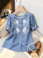 Franclia Elegant And Versatile Everyday Round Neck Open-Front Short-Sleeved Blue Women's Blouse With Floral Print. A Casual Short-Sleeved Button-Down Blouse With An Elegant Floral Print Collar. Suitable For Women's Summer Wear, Beach Wear, Everyday Wear, Parties, Dates, And Work Attire. A Cute Blouse Designed Specifically For Women, Featuring Puff Sleeves, A Short-Sleeved Summer Style Blue Patterned Blouse For Women.Graduation Season Attire, Fashionable Casual Commuter Wear, Business Office Wear, Versatile And Stylish Everyday Casual Wear, Urban Teacher's Professional Attire - Image 3