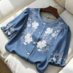 Franclia Elegant And Versatile Everyday Round Neck Open-Front Short-Sleeved Blue Women's Blouse With Floral Print. A Casual Short-Sleeved Button-Down Blouse With An Elegant Floral Print Collar. Suitable For Women's Summer Wear, Beach Wear, Everyday Wear, Parties, Dates, And Work Attire. A Cute Blouse Designed Specifically For Women, Featuring Puff Sleeves, A Short-Sleeved Summer Style Blue Patterned Blouse For Women.Graduation Season Attire, Fashionable Casual Commuter Wear, Business Office Wear, Versatile And Stylish Everyday Casual Wear, Urban Teacher's Professional Attire