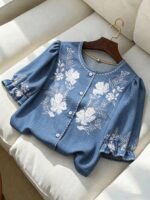 Franclia Elegant And Versatile Everyday Round Neck Open-Front Short-Sleeved Blue Women's Blouse With Floral Print. A Casual Short-Sleeved Button-Down Blouse With An Elegant Floral Print Collar. Suitable For Women's Summer Wear, Beach Wear, Everyday Wear, Parties, Dates, And Work Attire. A Cute Blouse Designed Specifically For Women, Featuring Puff Sleeves, A Short-Sleeved Summer Style Blue Patterned Blouse For Women.Graduation Season Attire, Fashionable Casual Commuter Wear, Business Office Wear, Versatile And Stylish Everyday Casual Wear, Urban Teacher's Professional Attire