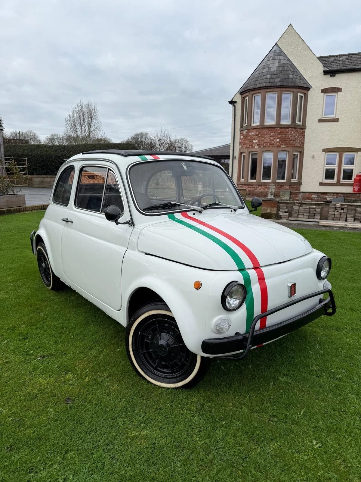 s-l1600 (35) 1971 Fiat 500L Classic Car in Ivory White with Italian Stripes - Image 1